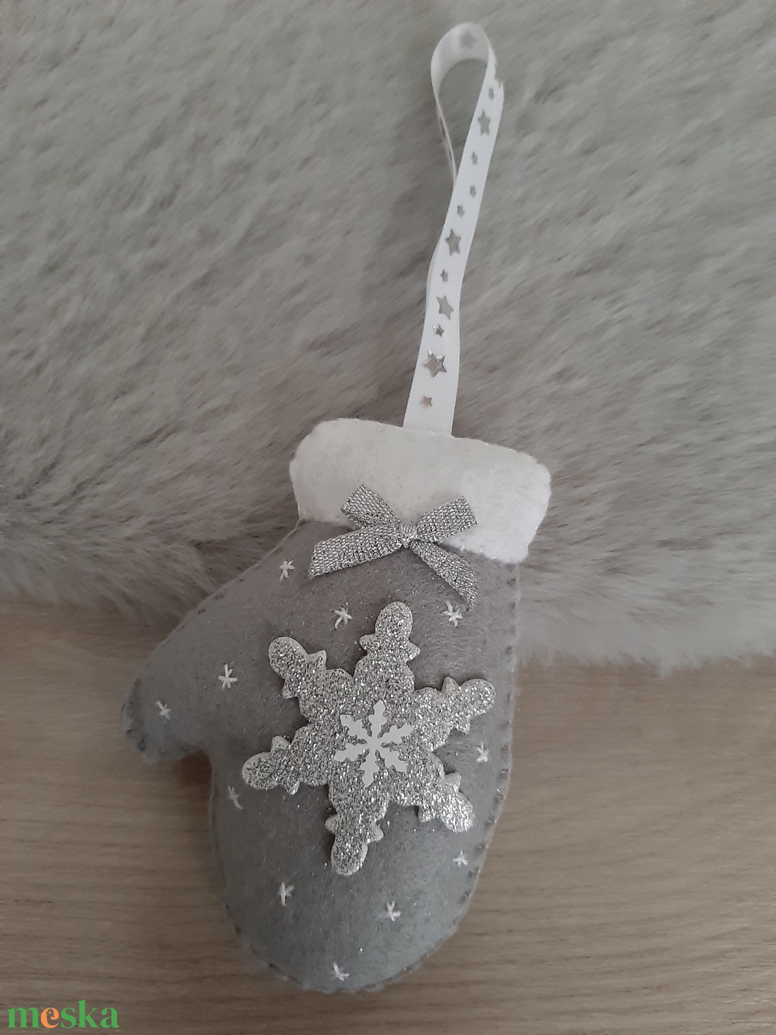 Filc karácsonyfadísz - hópelyhes, szürke kesztyű - karácsony - karácsonyi lakásdekoráció - karácsonyfadíszek - Meska.hu