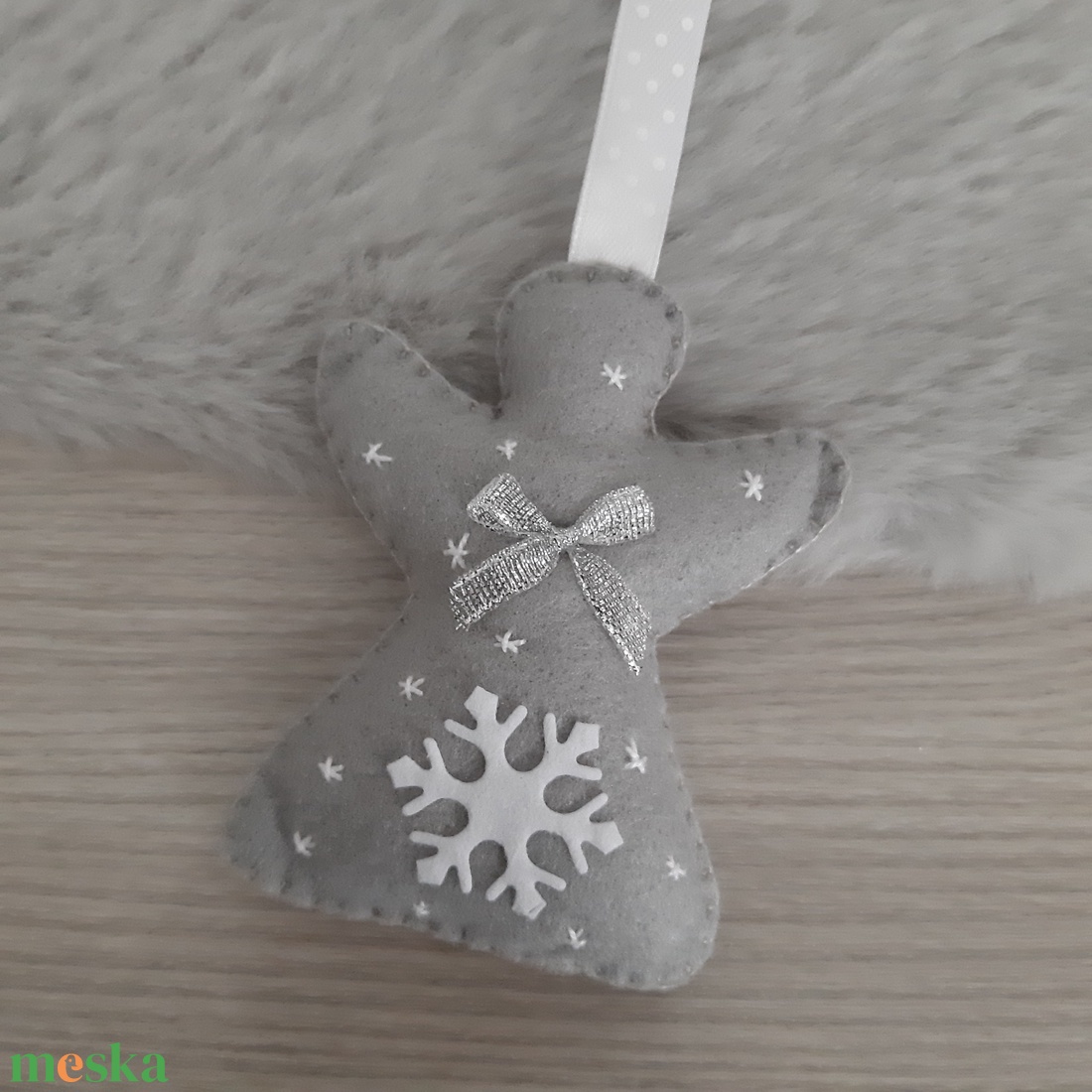 Filc karácsonyfadísz - hópelyhes, szürke angyalka - karácsony - karácsonyi lakásdekoráció - karácsonyfadíszek - Meska.hu
