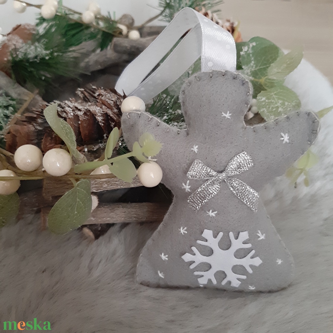 Filc karácsonyfadísz - hópelyhes, szürke angyalka - karácsony - karácsonyi lakásdekoráció - karácsonyfadíszek - Meska.hu