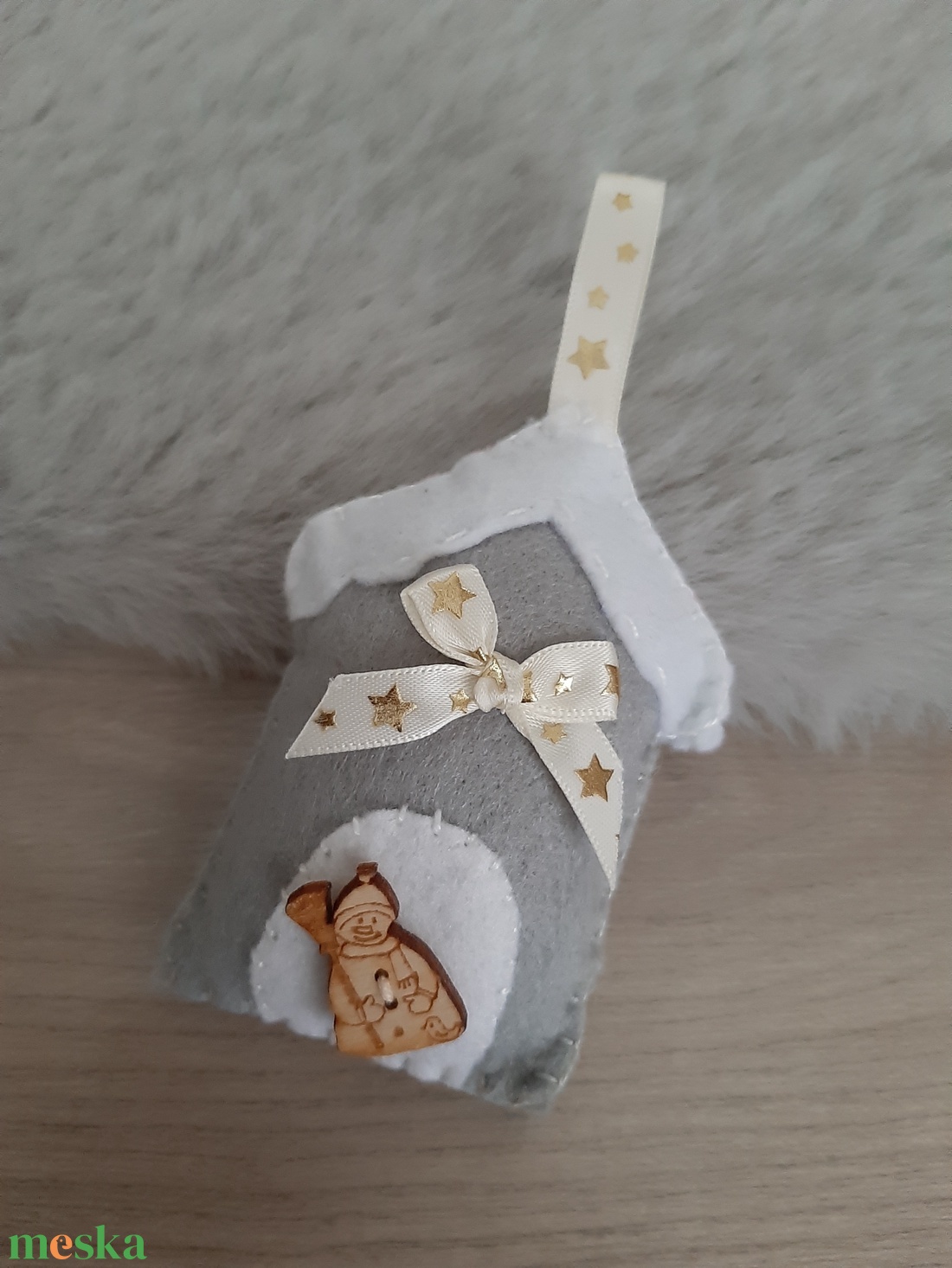 Filc karácsonyi dísz - szürke házikó hóemberrel - karácsony - karácsonyi lakásdekoráció - karácsonyfadíszek - Meska.hu