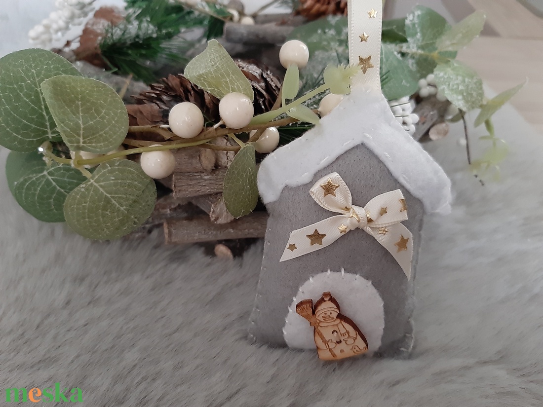 Filc karácsonyi dísz - szürke házikó hóemberrel - karácsony - karácsonyi lakásdekoráció - karácsonyfadíszek - Meska.hu