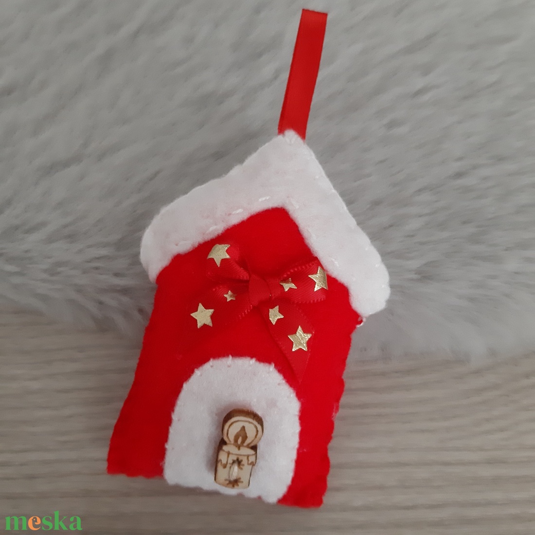 Filc karácsonyi dísz - piros házikó gyertyával - karácsony - karácsonyi lakásdekoráció - karácsonyfadíszek - Meska.hu