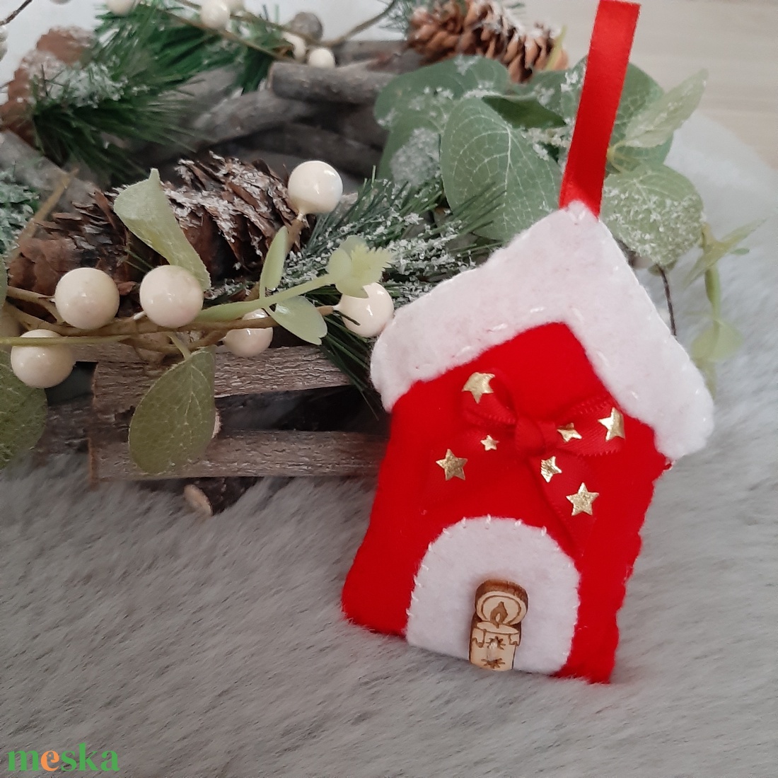 Filc karácsonyi dísz - piros házikó gyertyával - karácsony - karácsonyi lakásdekoráció - karácsonyfadíszek - Meska.hu