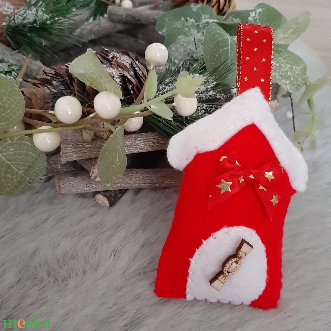 Filc karácsonyi dísz - piros házikó szaloncukorral - karácsony - karácsonyi lakásdekoráció - karácsonyfadíszek - Meska.hu