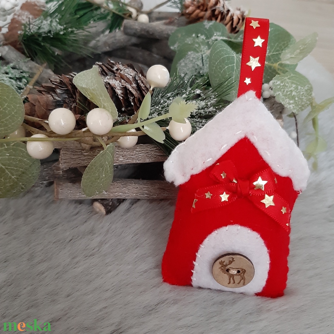 Filc karácsonyi dísz - piros házikó szarvassal - karácsony - karácsonyi lakásdekoráció - karácsonyfadíszek - Meska.hu