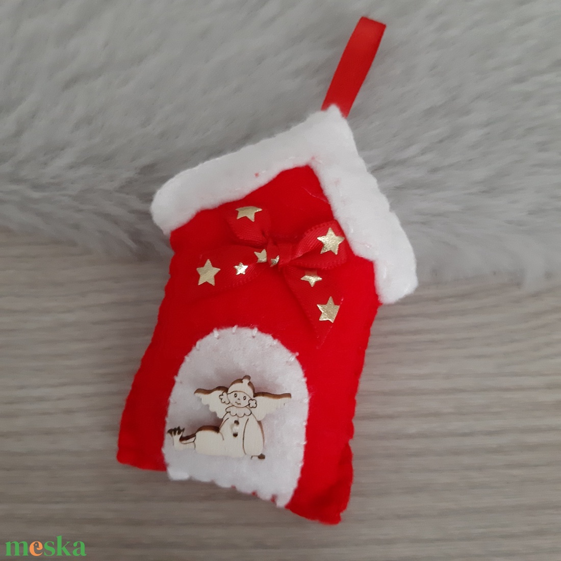 Filc karácsonyi dísz - piros házikó angyalkával - karácsony - karácsonyi lakásdekoráció - karácsonyfadíszek - Meska.hu