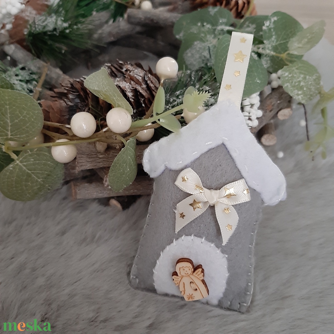 Filc karácsonyi dísz - szürke házikó angyalkával - karácsony - karácsonyi lakásdekoráció - karácsonyfadíszek - Meska.hu