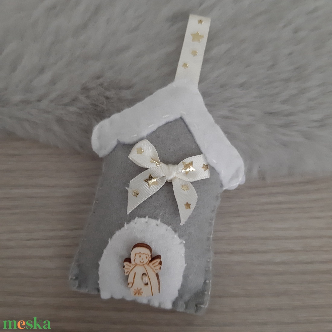 Filc karácsonyi dísz - szürke házikó angyalkával - karácsony - karácsonyi lakásdekoráció - karácsonyfadíszek - Meska.hu