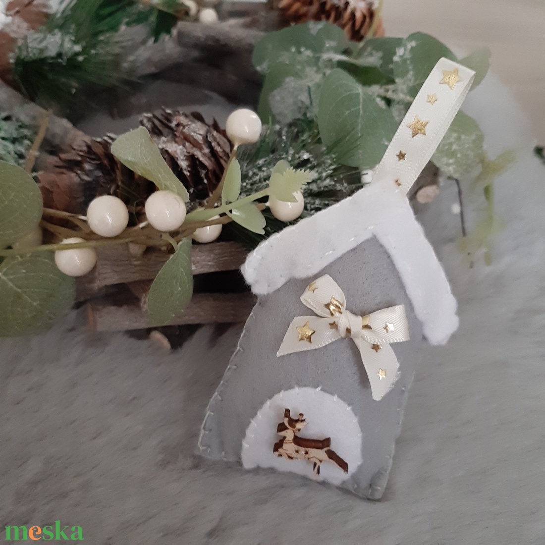 Filc karácsonyi dísz - szürke házikó rénszarvassal - karácsony - karácsonyi lakásdekoráció - karácsonyfadíszek - Meska.hu