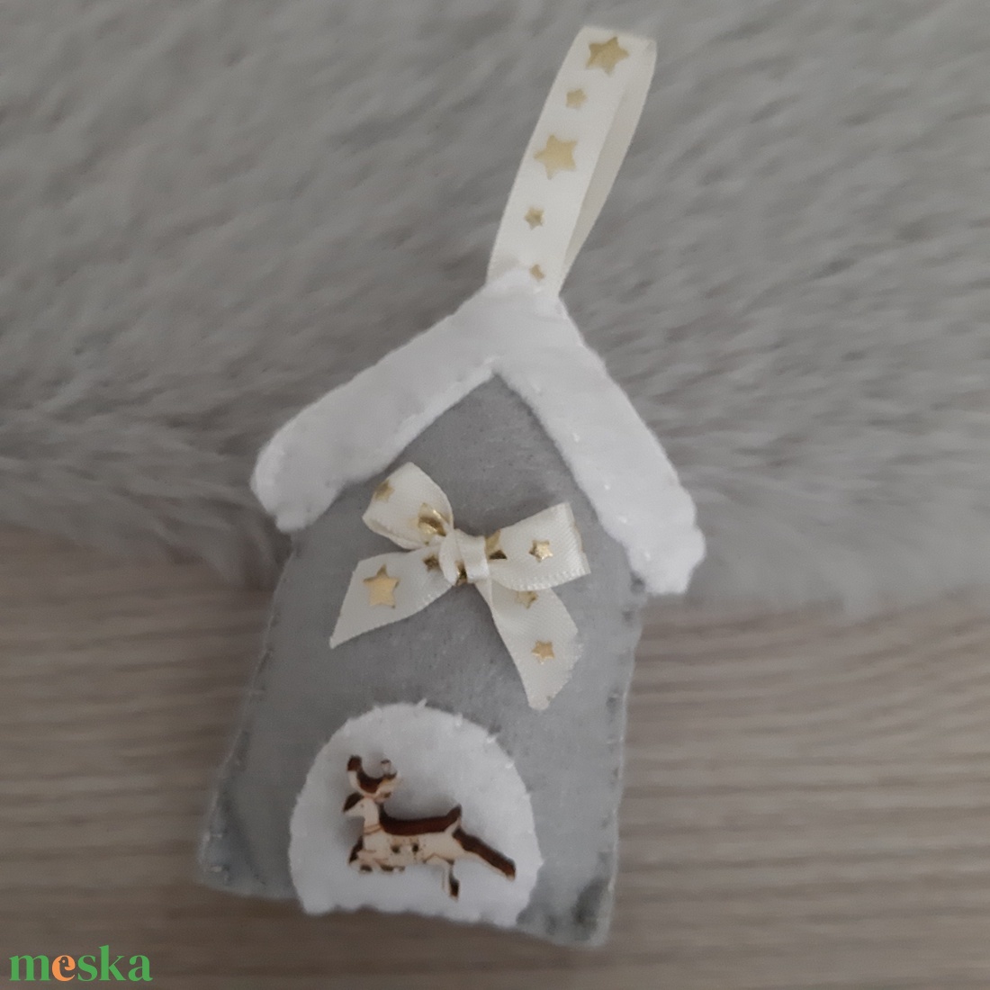 Filc karácsonyi dísz - szürke házikó rénszarvassal - karácsony - karácsonyi lakásdekoráció - karácsonyfadíszek - Meska.hu