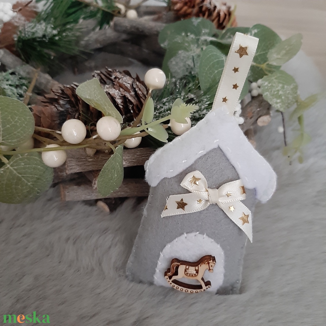 Filc karácsonyi dísz - szürke házikó hintalóval - karácsony - karácsonyi lakásdekoráció - karácsonyfadíszek - Meska.hu