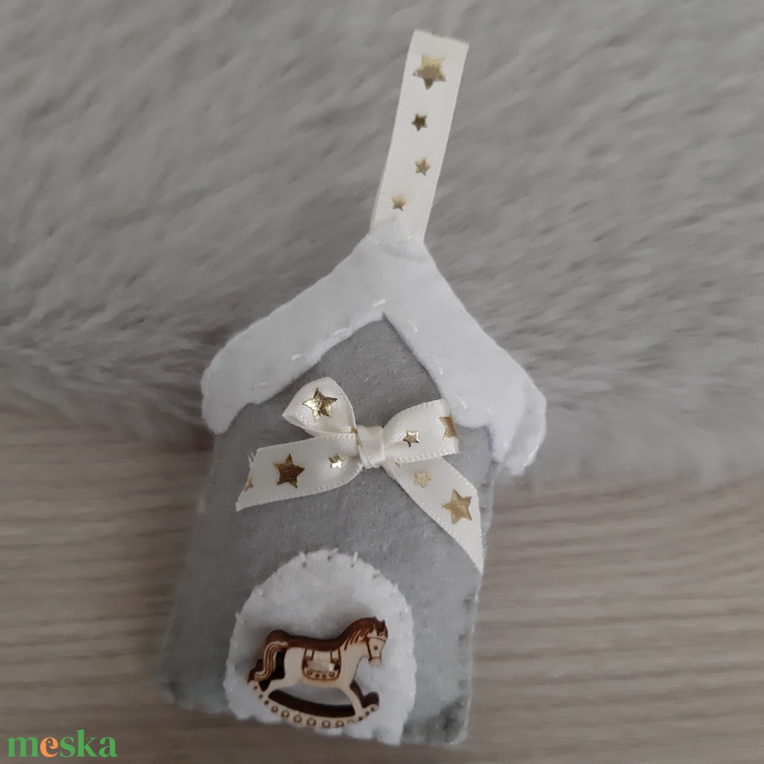 Filc karácsonyi dísz - szürke házikó hintalóval - karácsony - karácsonyi lakásdekoráció - karácsonyfadíszek - Meska.hu