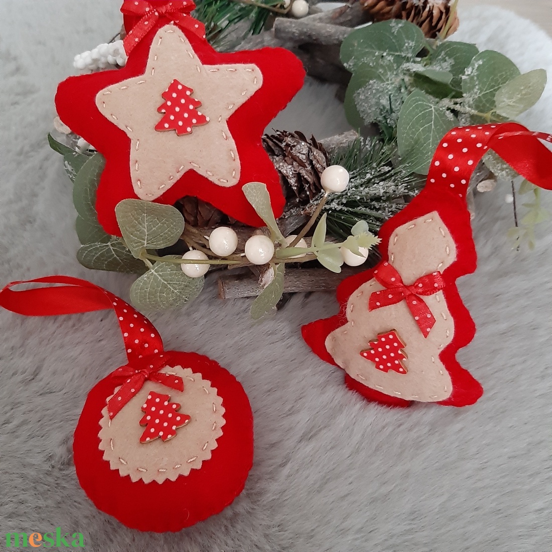 Filc karácsonyi dísz szett - pirosban, fenyőfával - karácsony - karácsonyi lakásdekoráció - karácsonyfadíszek - Meska.hu