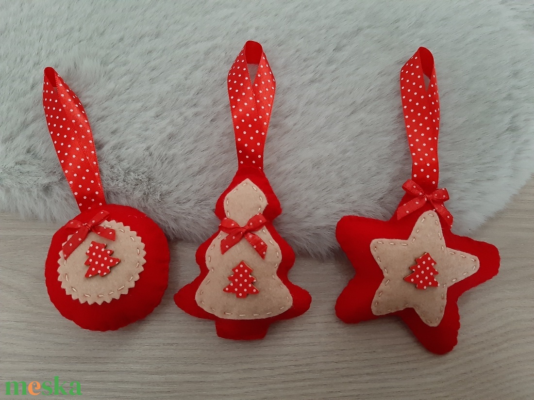 Filc karácsonyi dísz szett - pirosban, fenyőfával - karácsony - karácsonyi lakásdekoráció - karácsonyfadíszek - Meska.hu