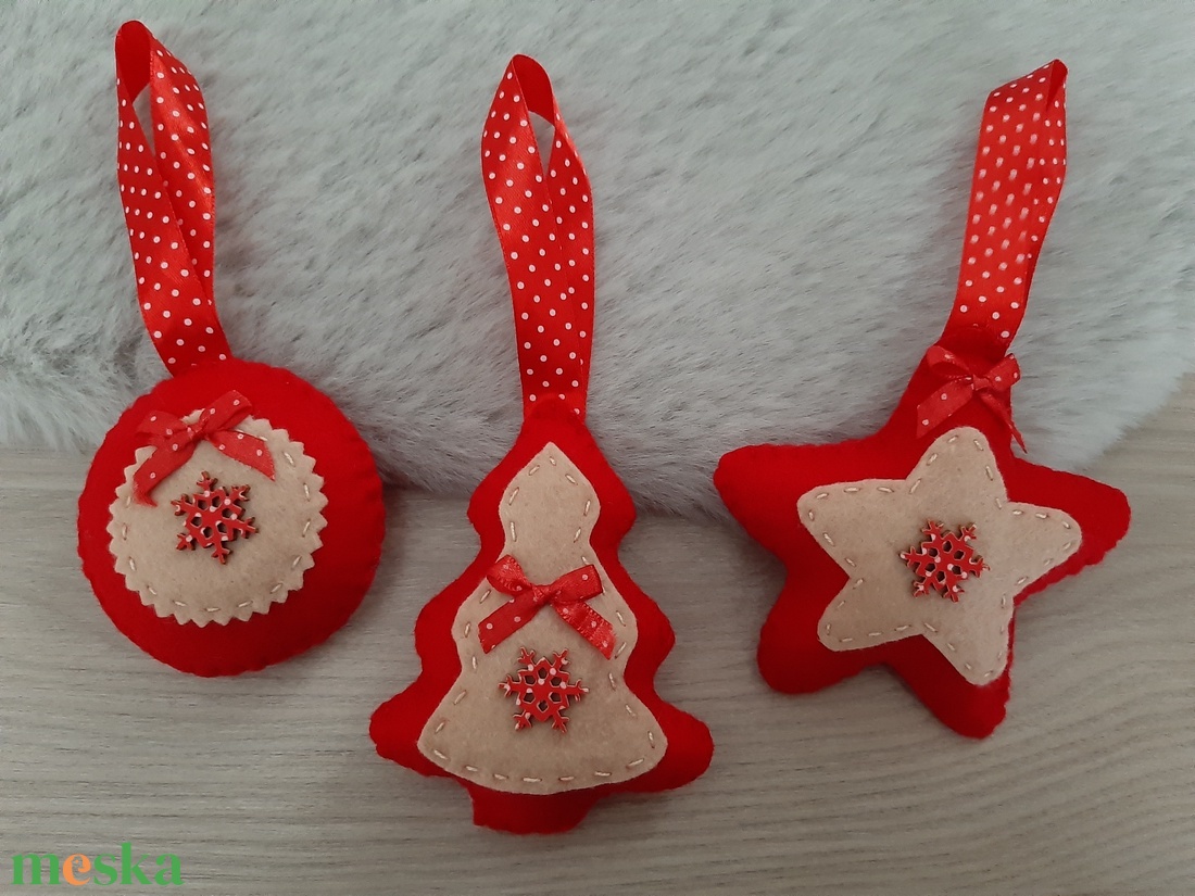 Filc karácsonyi dísz szett - pirosban, hópehellyel - karácsony - karácsonyi lakásdekoráció - karácsonyfadíszek - Meska.hu
