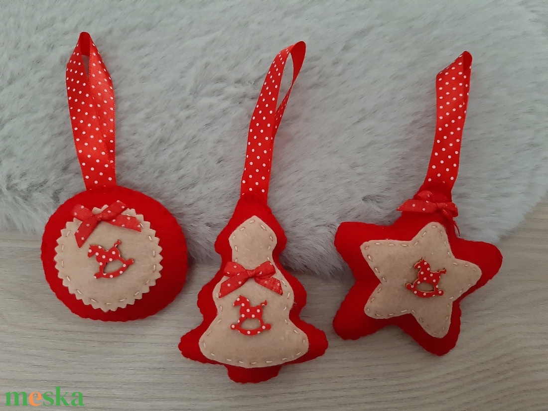 Filc karácsonyi szett - pirosban, hintalóval - karácsony - karácsonyi lakásdekoráció - karácsonyfadíszek - Meska.hu