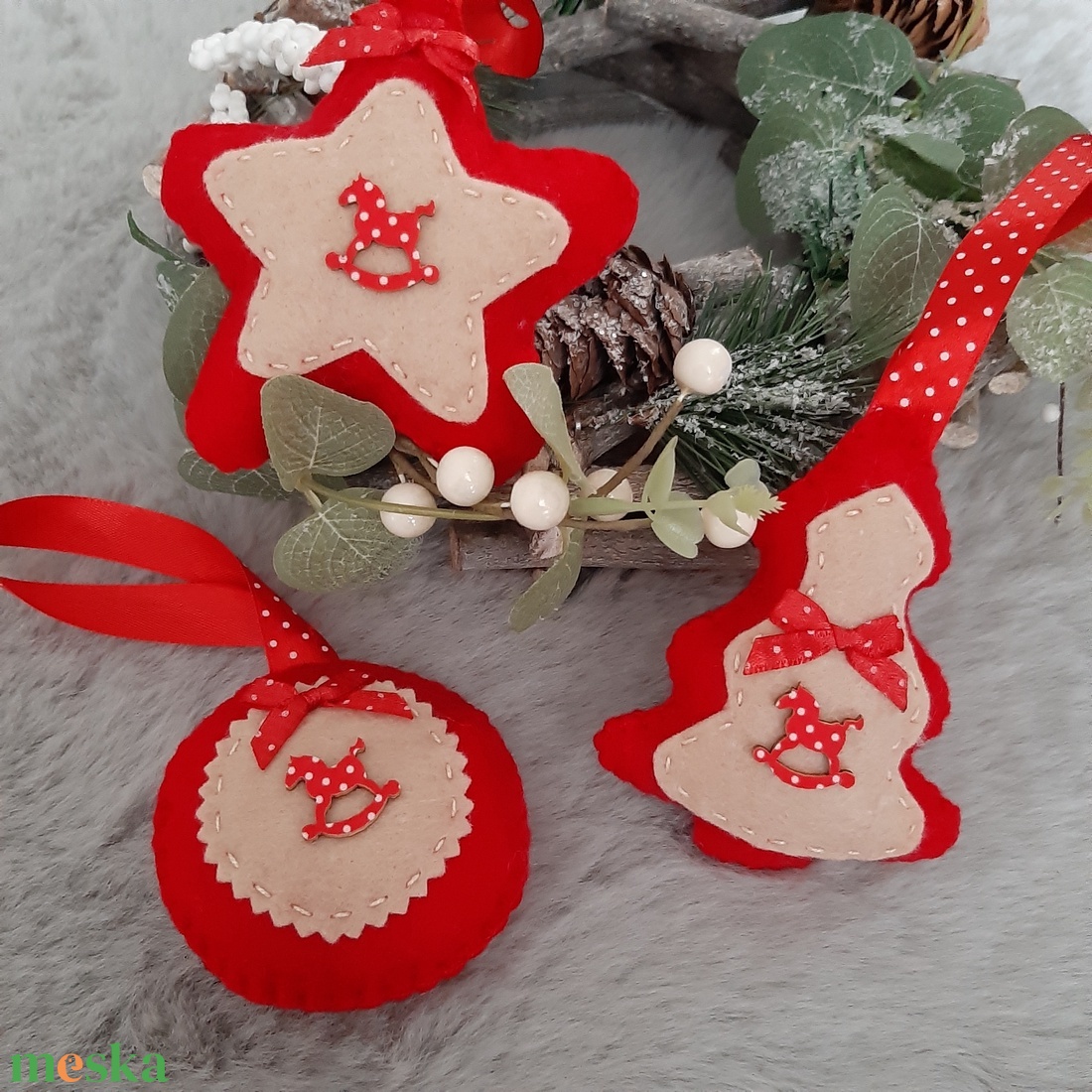 Filc karácsonyi szett - pirosban, hintalóval - karácsony - karácsonyi lakásdekoráció - karácsonyfadíszek - Meska.hu