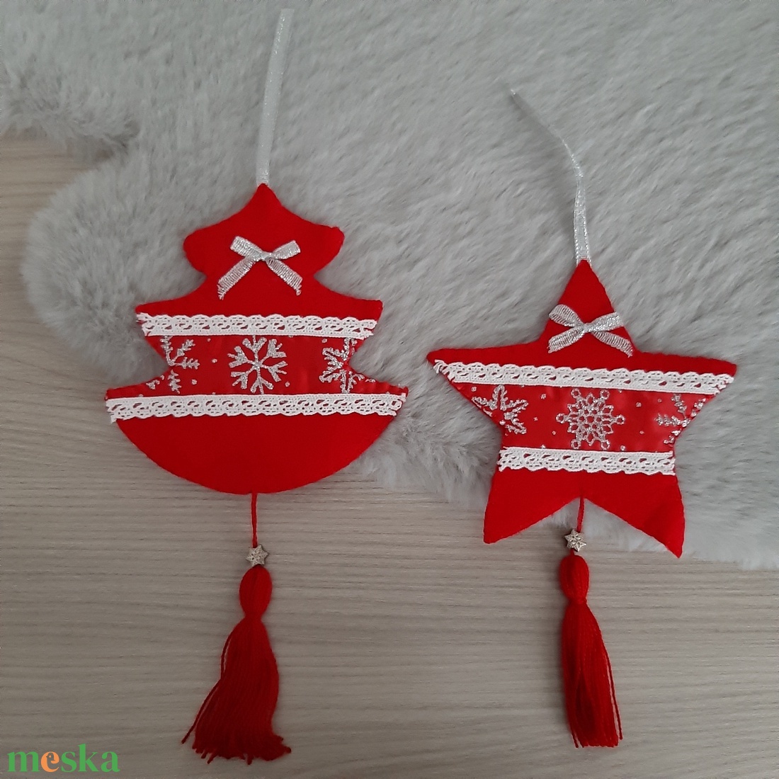 Filc téli duó - piros és fehér színvilágban, ezüst hópelyhekkel - karácsony - karácsonyi lakásdekoráció - karácsonyfadíszek - Meska.hu