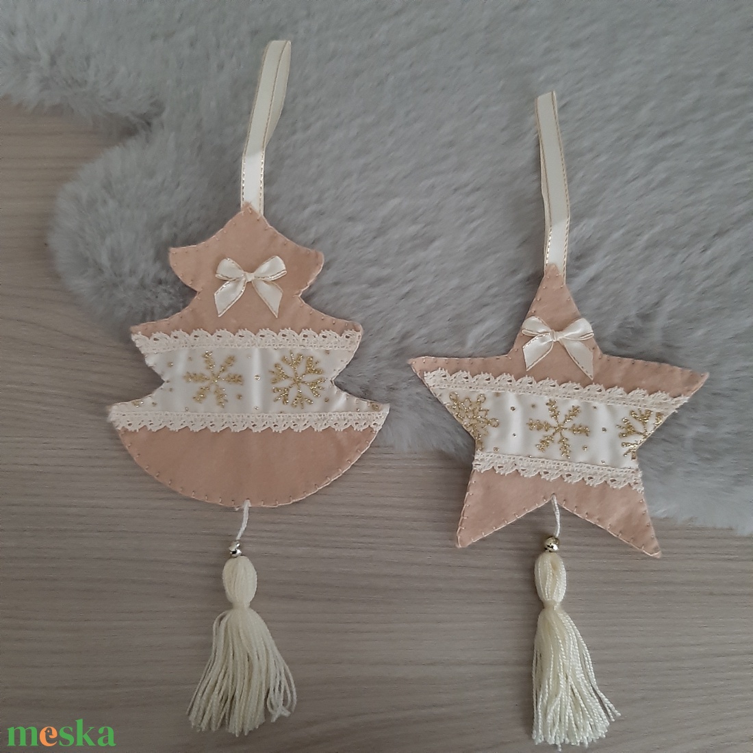 Filc téli duó - bézs és barna színvilágban, arany hópelyhekkel - karácsony - karácsonyi lakásdekoráció - karácsonyfadíszek - Meska.hu