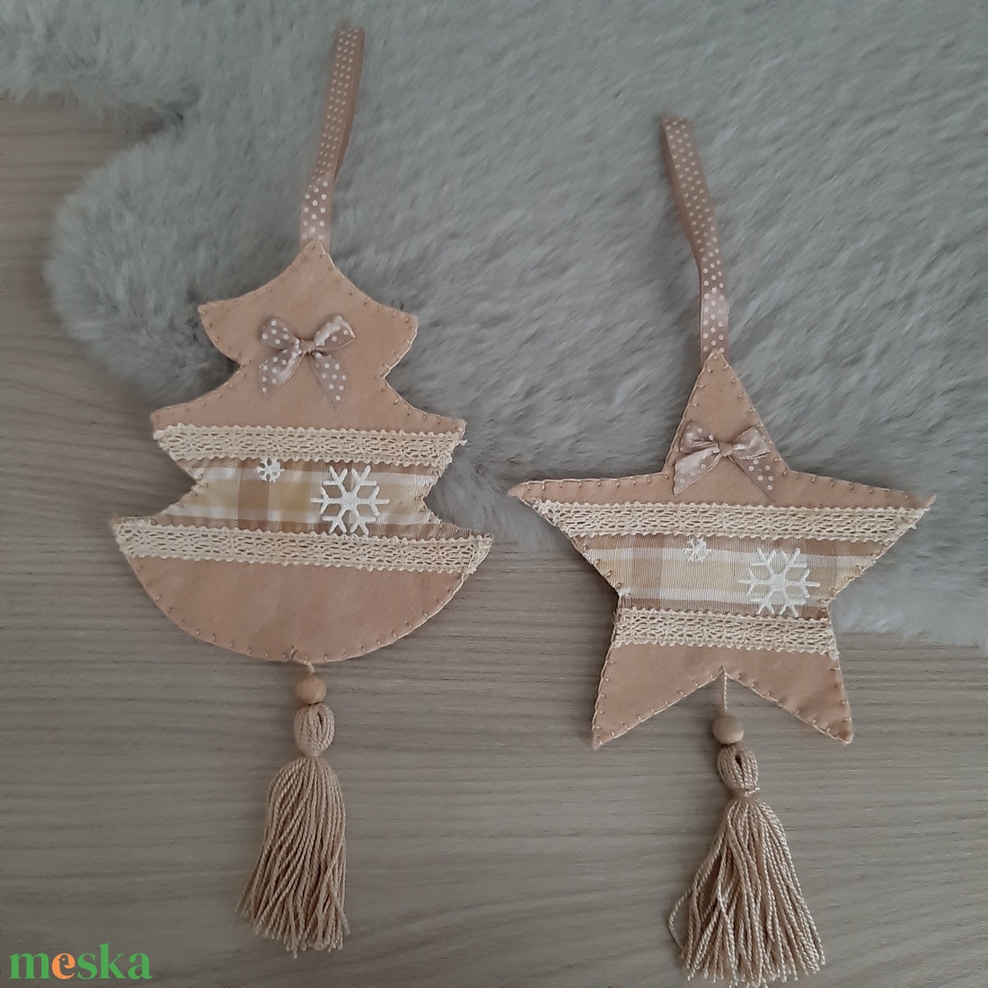 Filc téli duó - világosbarna színvilágban, hópelyhekkel - karácsony - karácsonyi lakásdekoráció - karácsonyfadíszek - Meska.hu
