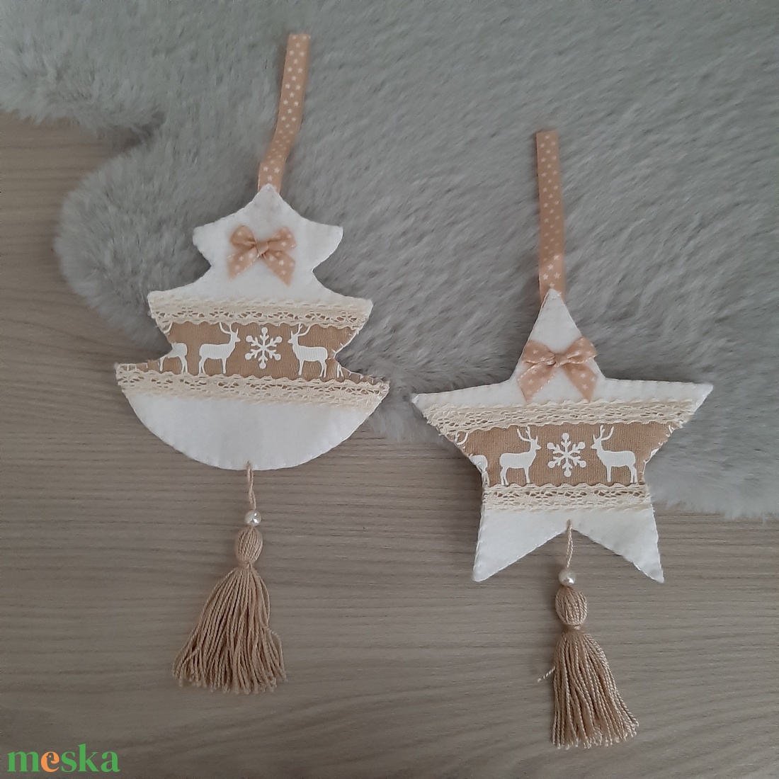 Filc téli duó - fehér és világosbarna színvilágban, rénszarvasokkal - karácsony - karácsonyi lakásdekoráció - karácsonyfadíszek - Meska.hu