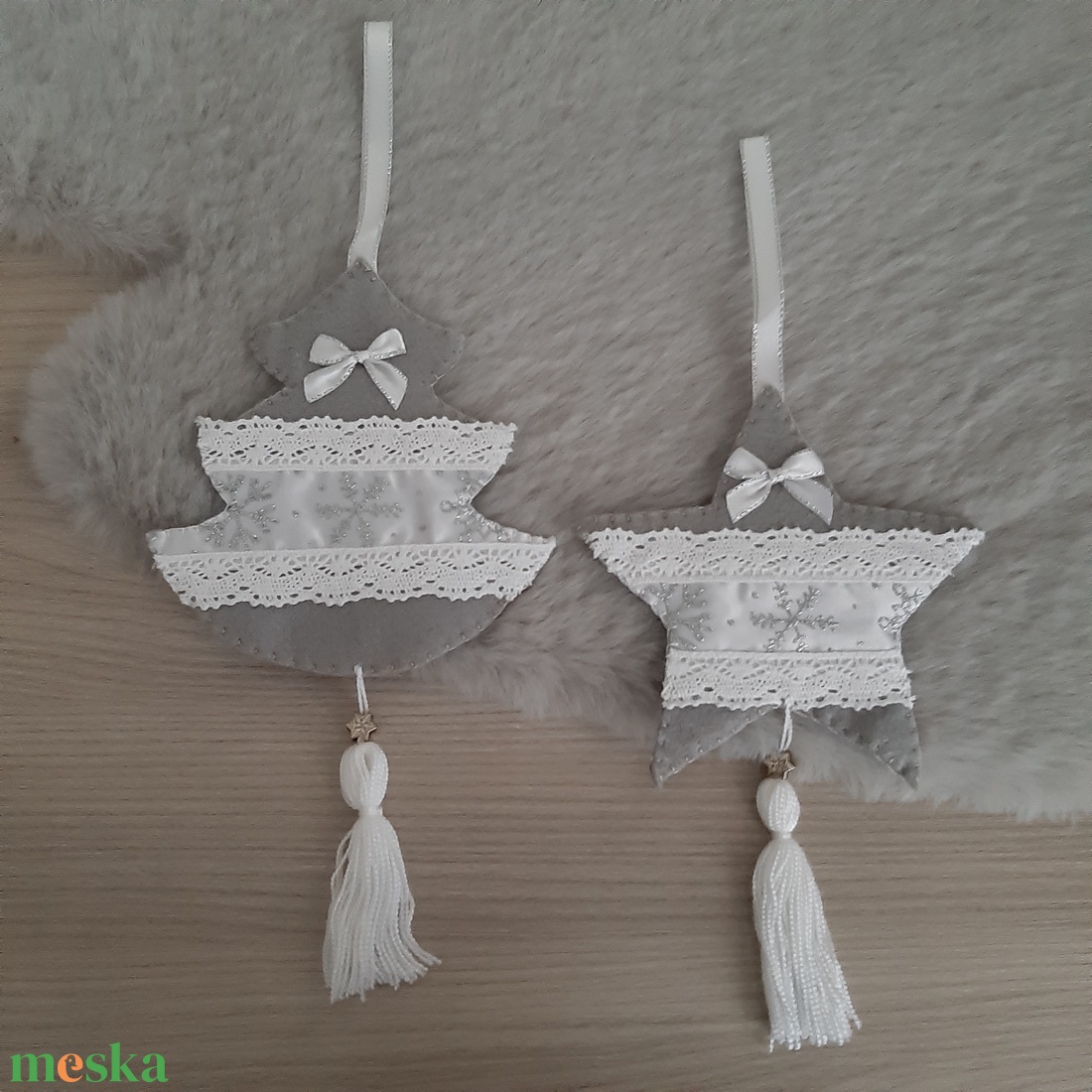 Filc téli duó - szürke és fehér színvilágban, hópelyhekkel - karácsony - karácsonyi lakásdekoráció - karácsonyfadíszek - Meska.hu