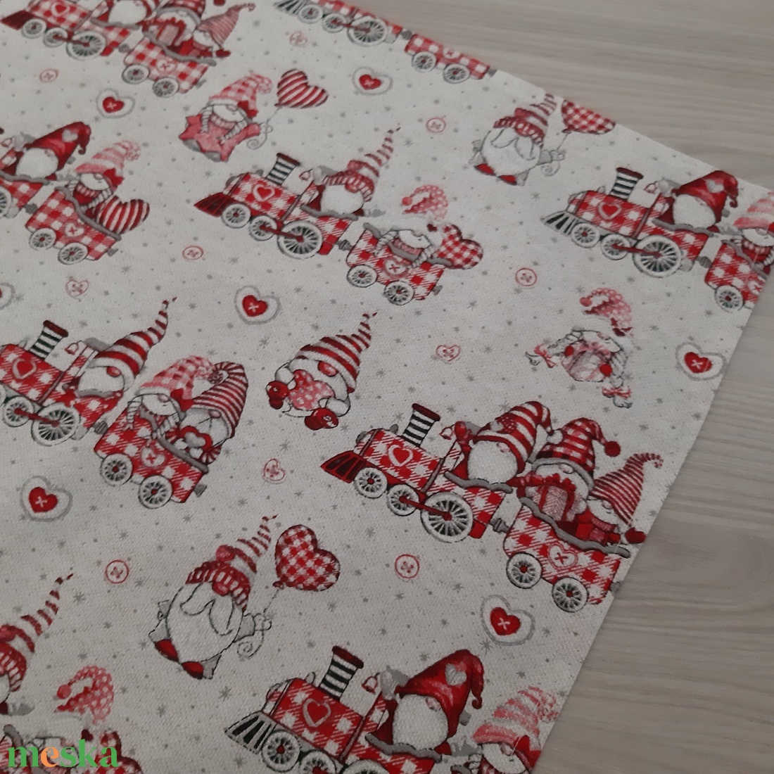 Ünnepi asztalközép, terítő - vonatozó manócskák, ekrü alapon - otthon & életmód - konyhafelszerelés, tálalás - tálalás - terítő - Meska.hu