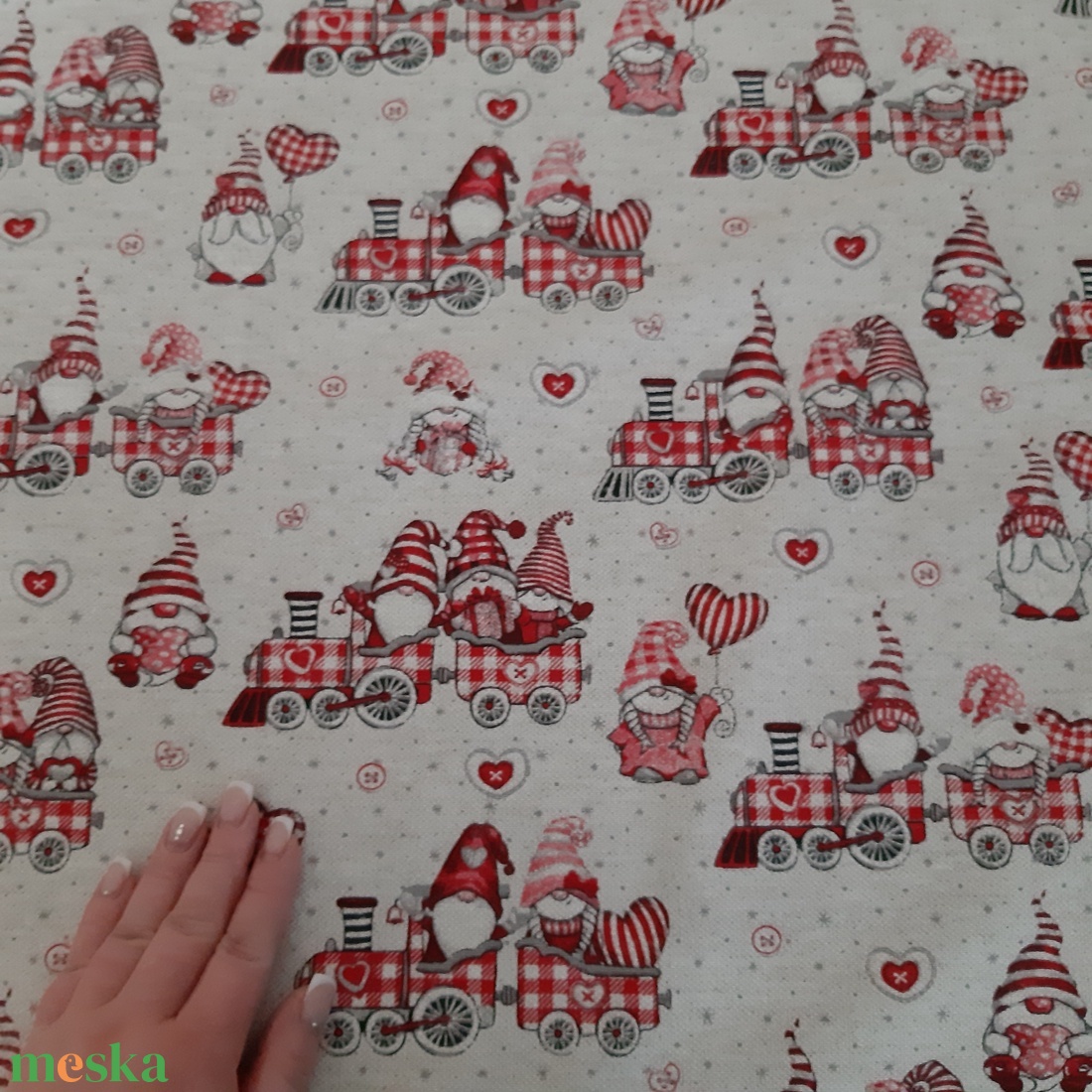 Ünnepi asztalközép, terítő - vonatozó manócskák, ekrü alapon - otthon & életmód - konyhafelszerelés, tálalás - tálalás - terítő - Meska.hu