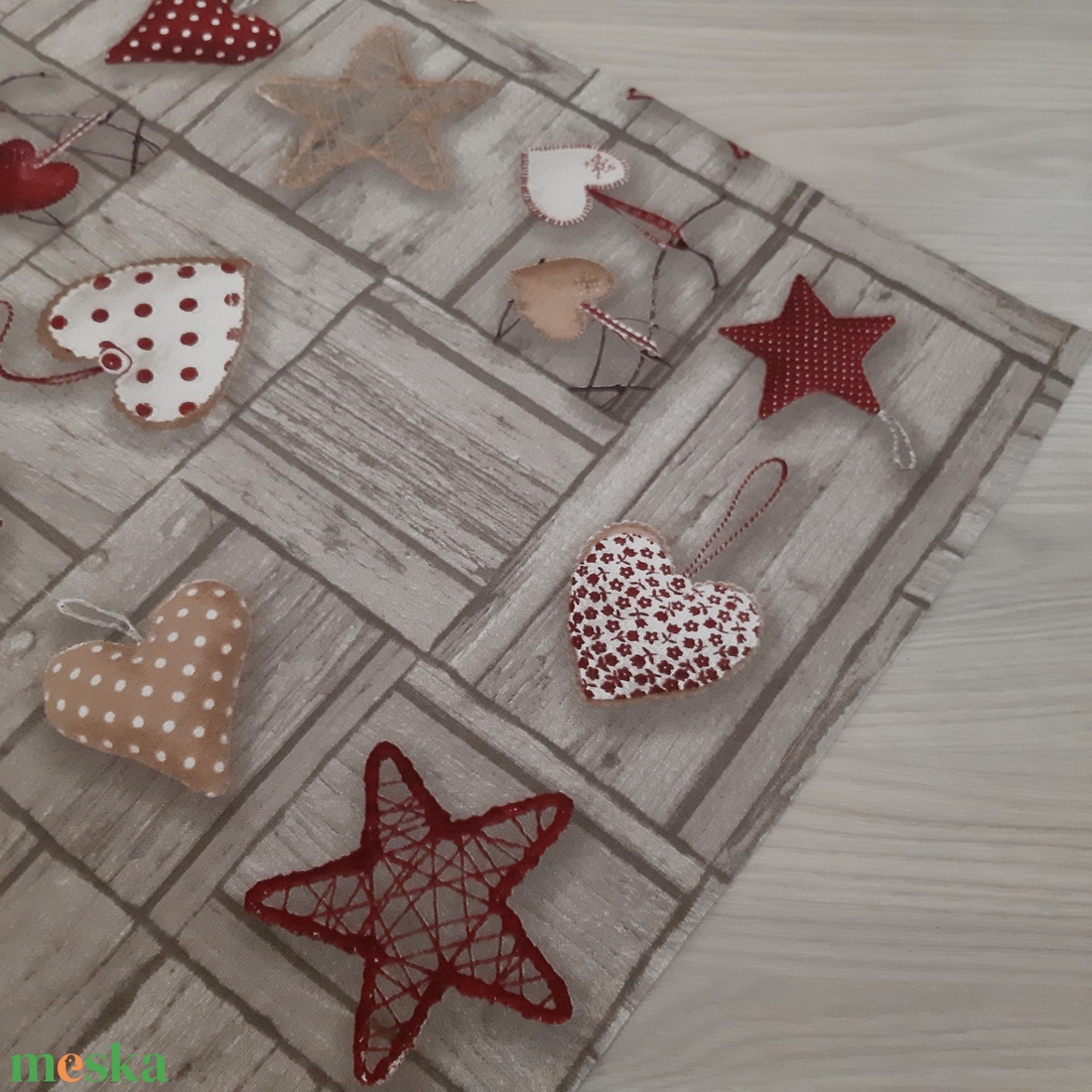 Ünnepi asztalközép, terítő - fenyők és szívecskék, natúr alapon - otthon & életmód - konyhafelszerelés, tálalás - tálalás - terítő - Meska.hu