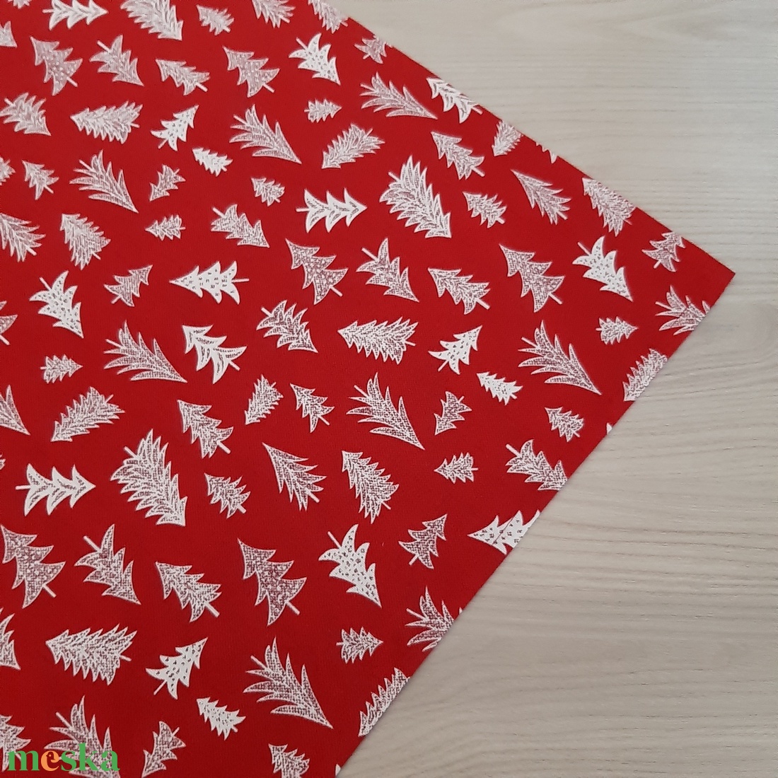 Ünnepi asztalközép, terítő - fehér fenyők, piros alapon - otthon & életmód - konyhafelszerelés, tálalás - tálalás - terítő - Meska.hu