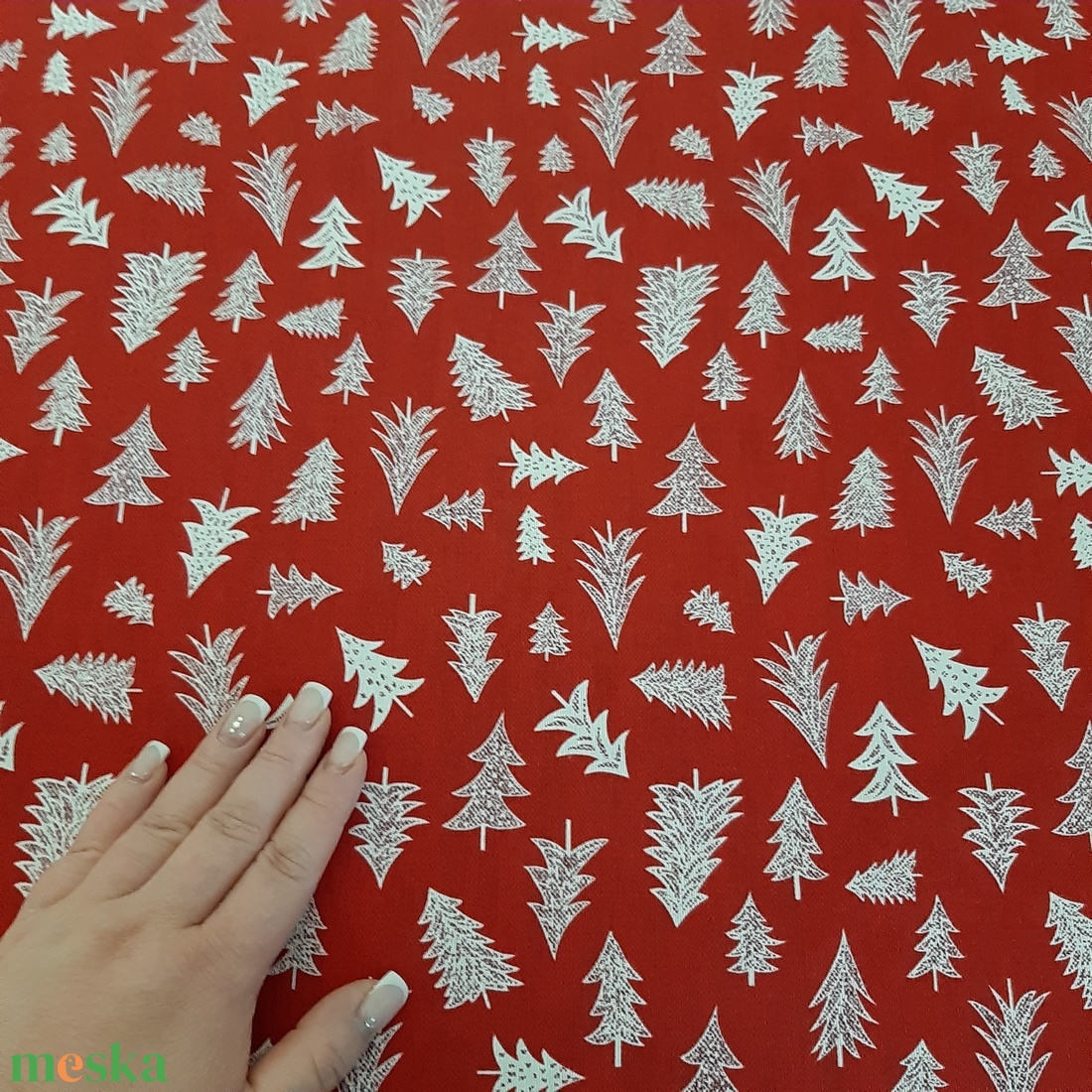 Ünnepi asztalközép, terítő - fehér fenyők, piros alapon - otthon & életmód - konyhafelszerelés, tálalás - tálalás - terítő - Meska.hu