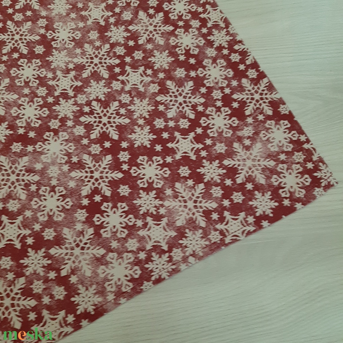 Ünnepi asztalközép, terítő - hópelyhek, bordó alapon - otthon & életmód - konyhafelszerelés, tálalás - tálalás - terítő - Meska.hu