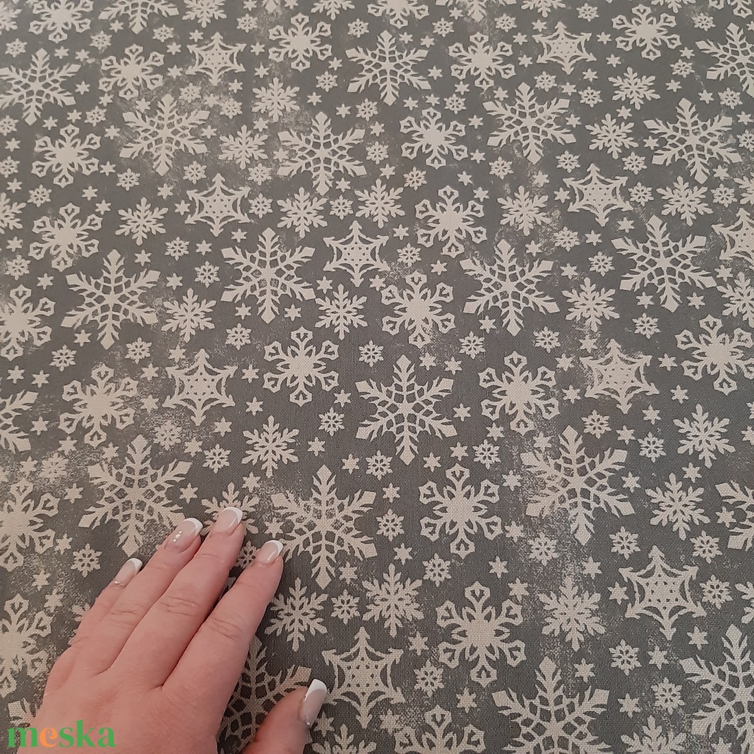 Ünnepi asztalközép, terítő - hópelyhek, szürke alapon - otthon & életmód - konyhafelszerelés, tálalás - tálalás - terítő - Meska.hu