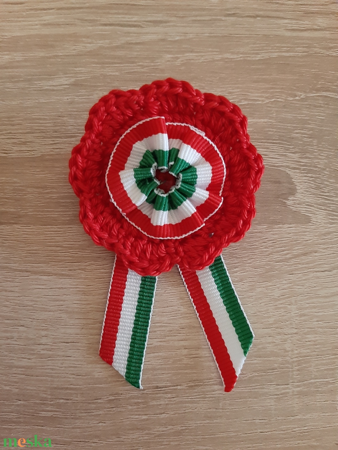 Kokárda horgolt virágban - ékszer - kitűző és bross - Meska.hu
