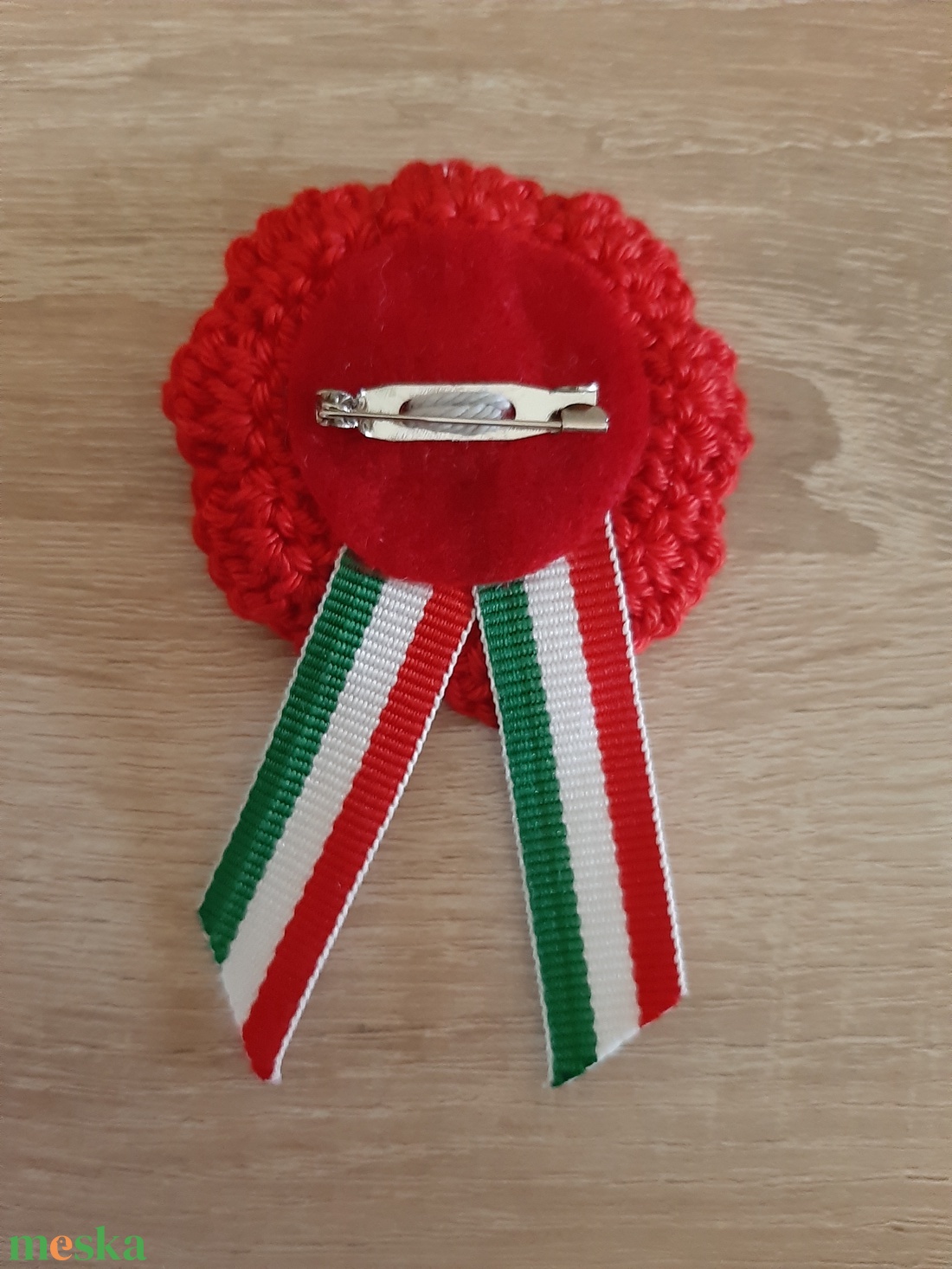 Kokárda horgolt virágban - ékszer - kitűző és bross - Meska.hu