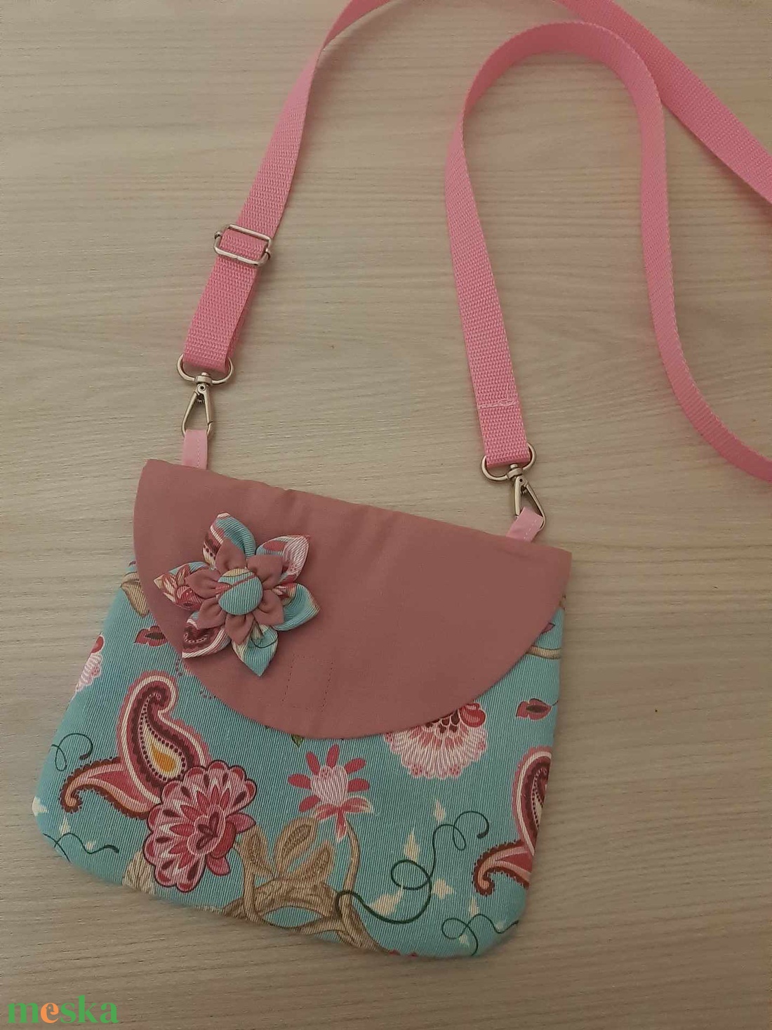 Virágos kistáska, japán kanzasi kitűzővel - mályva és kék színvilágban - táska & tok - kézitáska & válltáska - vállon átvethető táska - Meska.hu