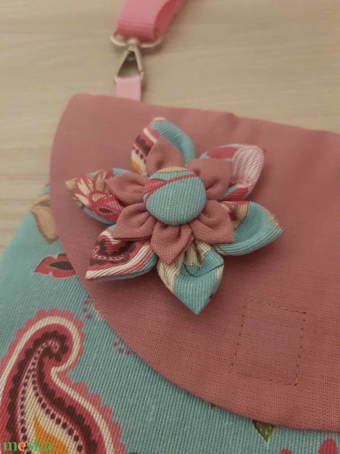 Virágos kistáska, japán kanzasi kitűzővel - mályva és kék színvilágban - táska & tok - kézitáska & válltáska - vállon átvethető táska - Meska.hu