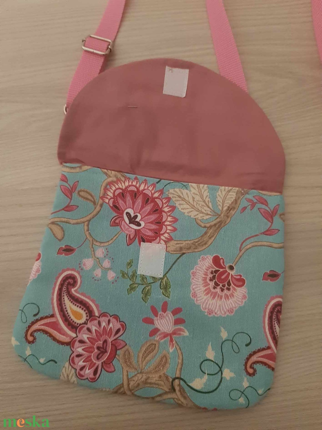 Virágos kistáska, japán kanzasi kitűzővel - mályva és kék színvilágban - táska & tok - kézitáska & válltáska - vállon átvethető táska - Meska.hu