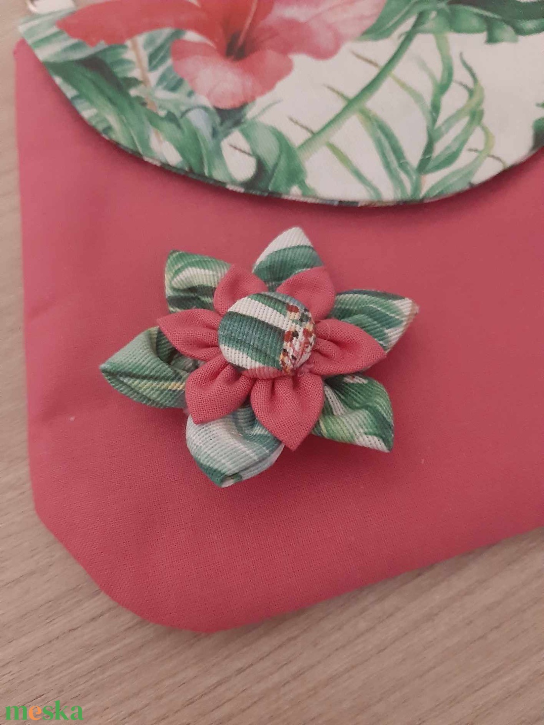 Virágos kistáska, japán kanzasi kitűzővel - trópusi és pink színvilágban - táska & tok - kézitáska & válltáska - vállon átvethető táska - Meska.hu