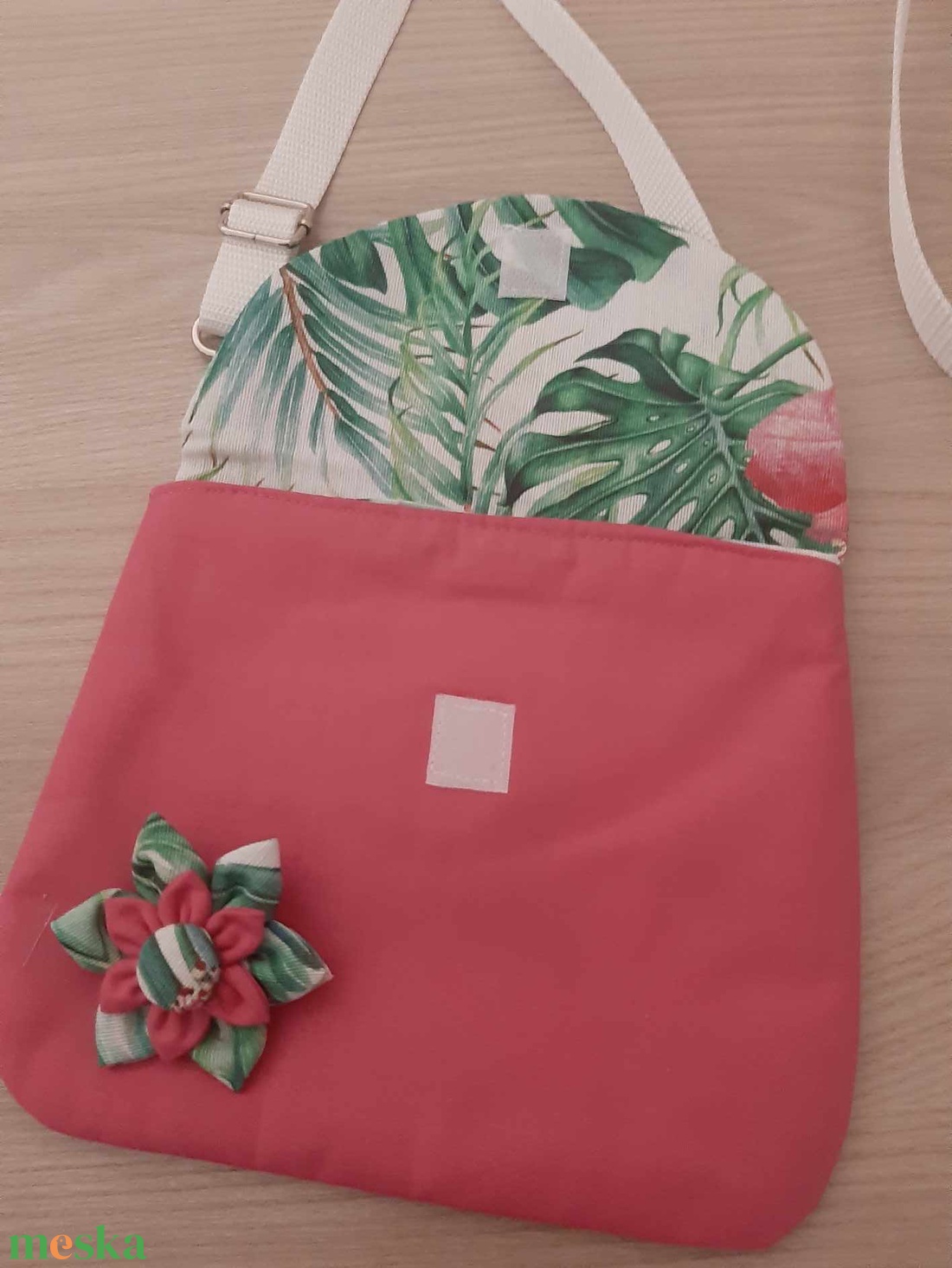 Virágos kistáska, japán kanzasi kitűzővel - trópusi és pink színvilágban - táska & tok - kézitáska & válltáska - vállon átvethető táska - Meska.hu