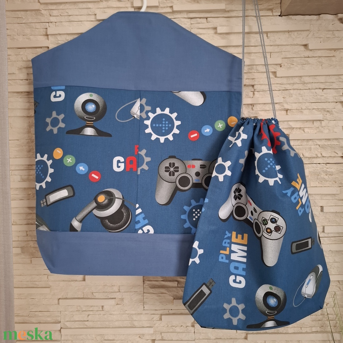 Ovis vagy bölcsis zsák és tornazsák szett kispasiknak - gamer, kék színvilágban - játék & sport - ovis felszerelés - ovis szett (zsák és tornazsák) - Meska.hu Ovis vagy bölcsis zsák és tornazsák szett kispasiknak - gamer, kék színvilágban - játék & sport - ovis felszerelés - ovis szett (zsák és tornazsák) - Meska.hu