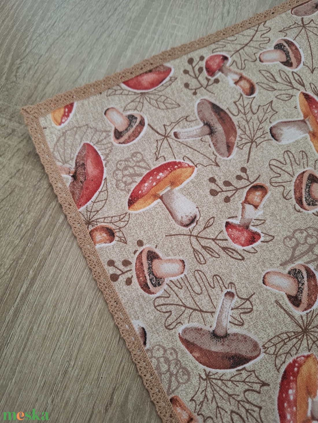 Őszi terítő, asztalközép pamutcsipkével - gombás, őszies natúr színvilágban - otthon & életmód - konyhafelszerelés, tálalás - tálalás - terítő - Meska.hu