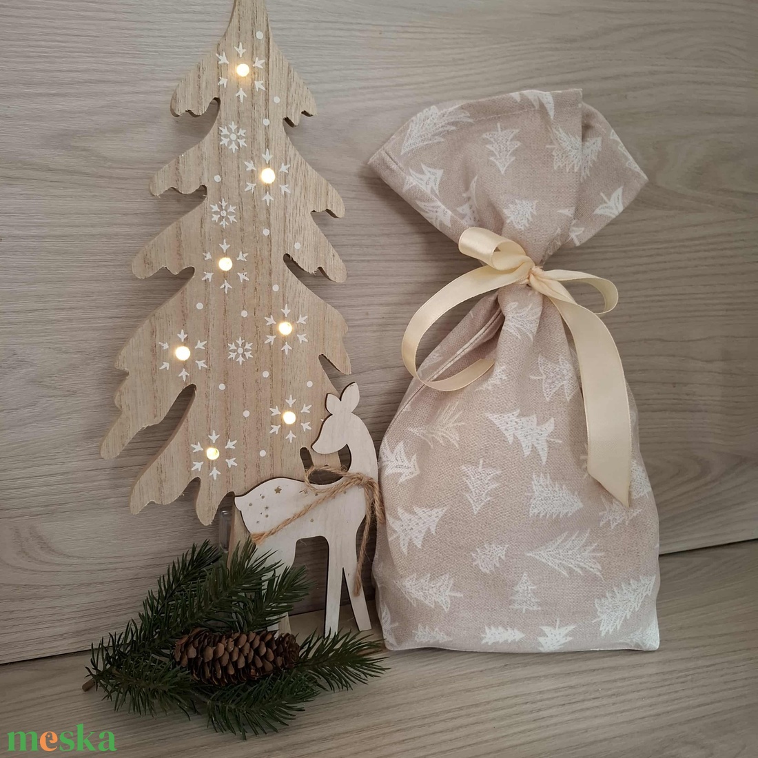 Ajándék zsák - fehér fenyők, natúr alapon - karácsony - mikulás - mikulás zsák - Meska.hu