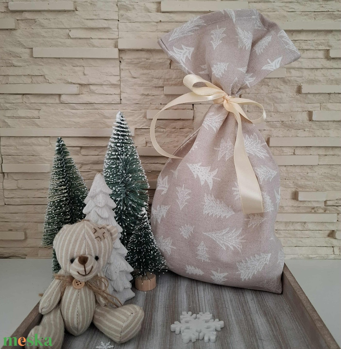 Ajándék zsák - fehér fenyők, natúr alapon - karácsony - mikulás - mikulás zsák - Meska.hu