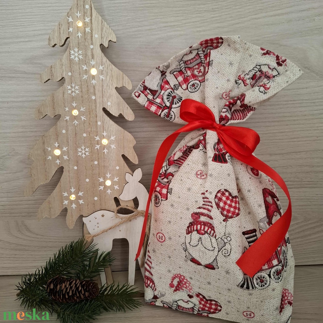 Mikulás zsák - vonatozó manók, bézs - karácsony - mikulás - mikulás zsák - Meska.hu