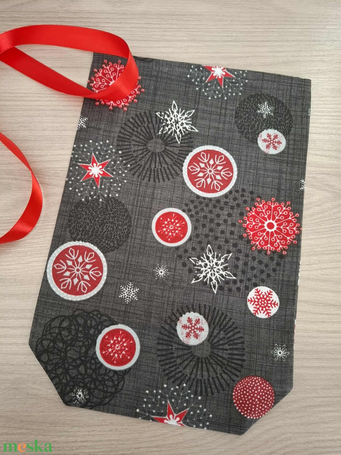 Mikulás zsák - hópelyhek, szürke és piros színvilágban - karácsony - mikulás - mikulás zsák - Meska.hu