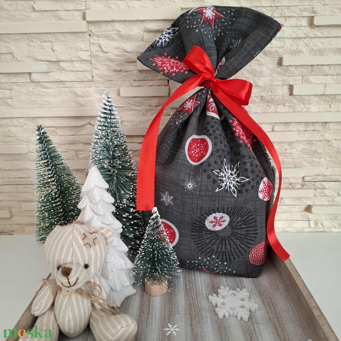 Mikulás zsák - hópelyhek, szürke és piros színvilágban - karácsony - mikulás - mikulás zsák - Meska.hu