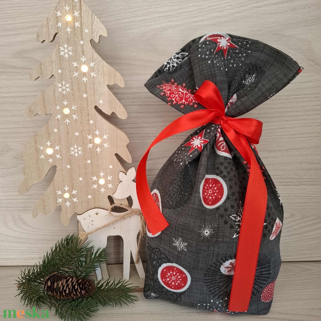 Mikulás zsák - hópelyhek, szürke és piros színvilágban - karácsony - mikulás - mikulás zsák - Meska.hu
