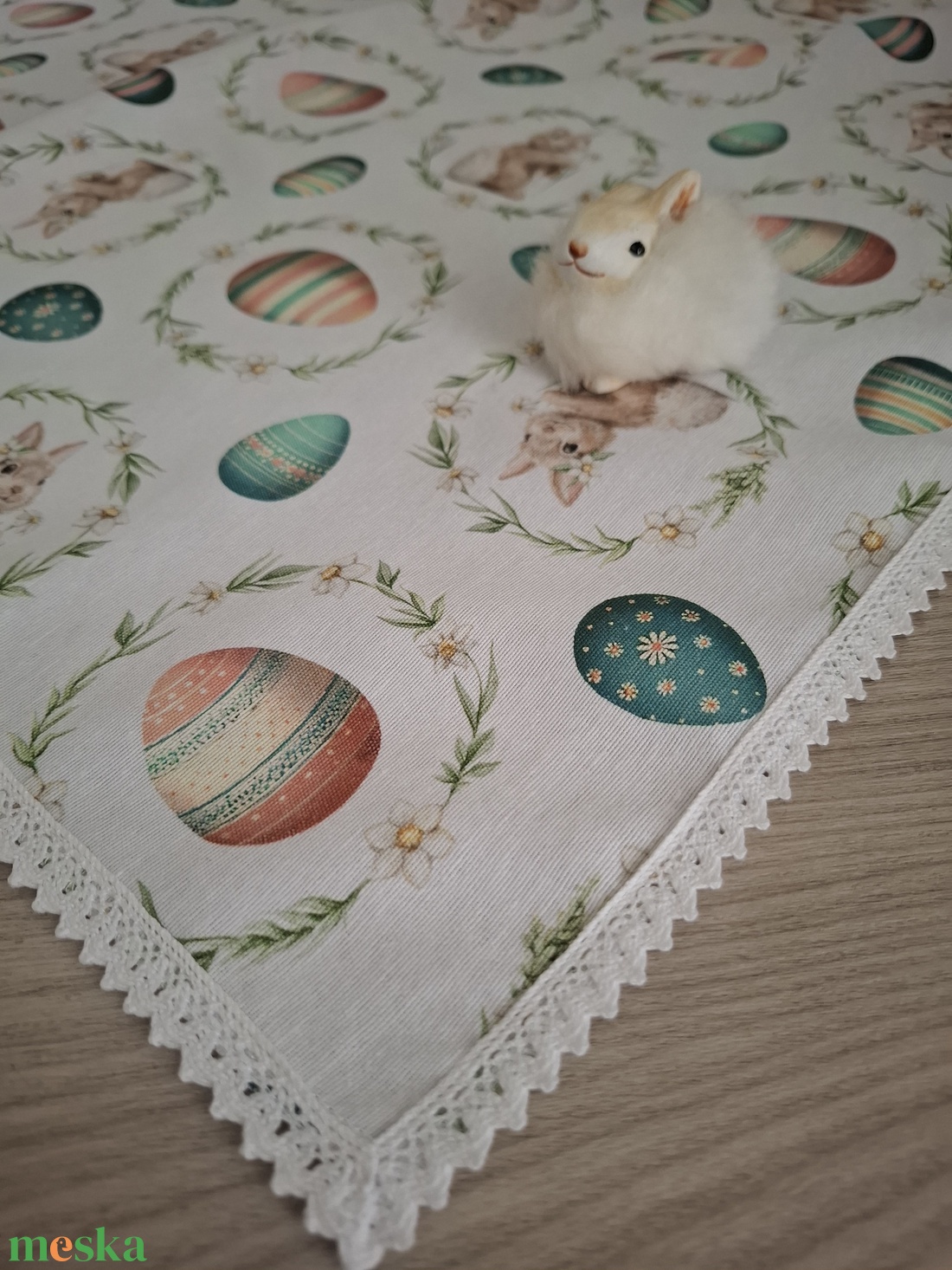 Húsvéti asztalközép nyuszkós, fehér, pasztelles színvilágban - otthon & életmód - lakástextil - abrosz, terítő - étkezőabrosz - Meska.hu