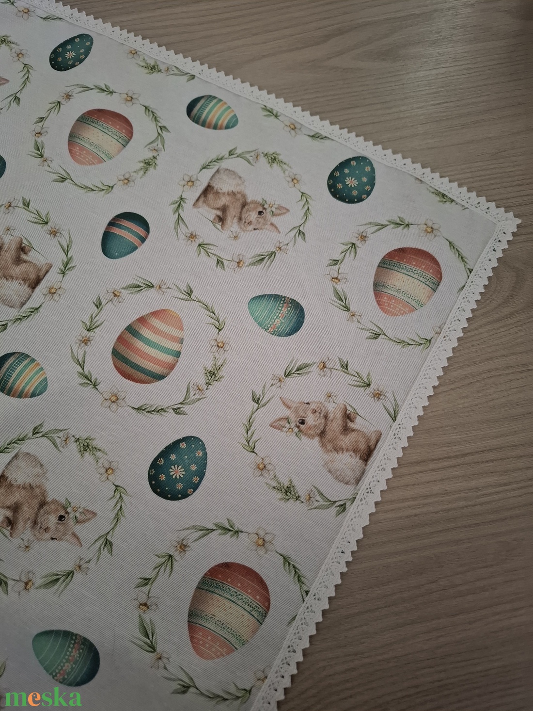 Húsvéti asztalközép nyuszkós, fehér, pasztelles színvilágban - otthon & életmód - lakástextil - abrosz, terítő - étkezőabrosz - Meska.hu